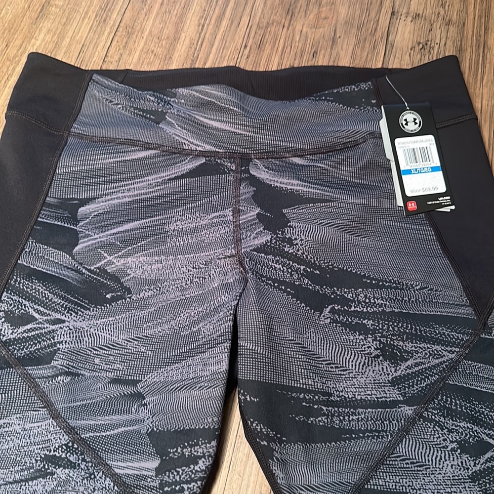 Under Armour cropped heat gear leggings